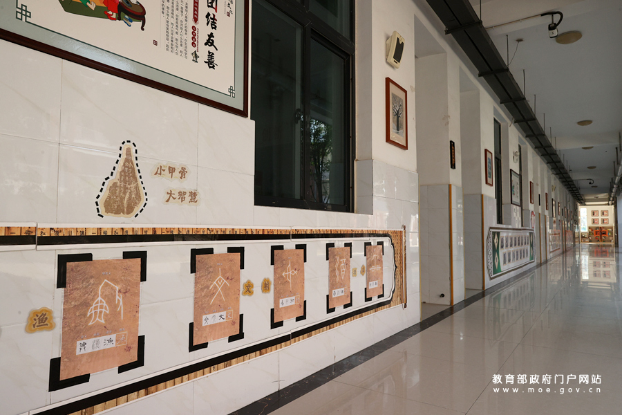 图为安阳市中华园小学学生的粉笔字书法展示墙，展示汉字的演变过程。（许怡 谢沂楠/文 张劲松/摄）
