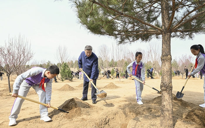 党和国家领导人参加首都义务植树活动